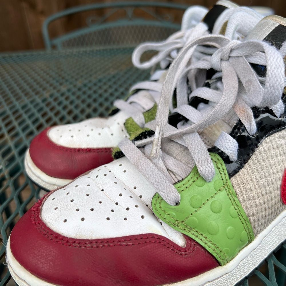 Nike Boys Kids Sneakers in Red, Green, and Gold 5Y - Picture 14 of 14